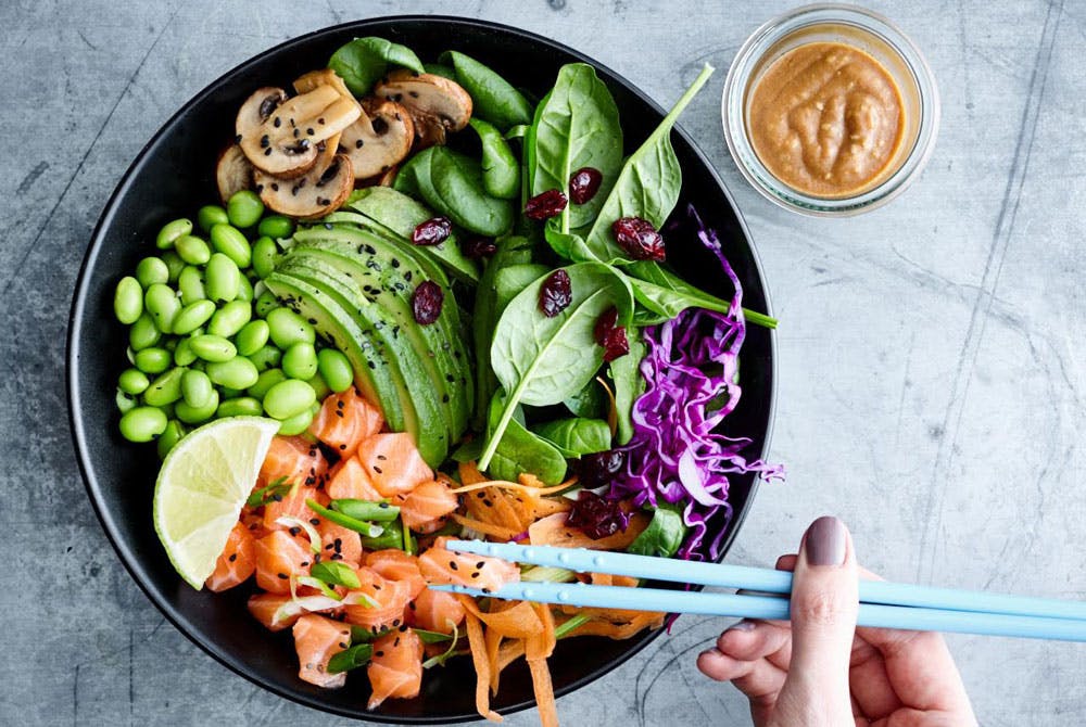 Raikas ja värikäs lohi-edamame-sushikulho