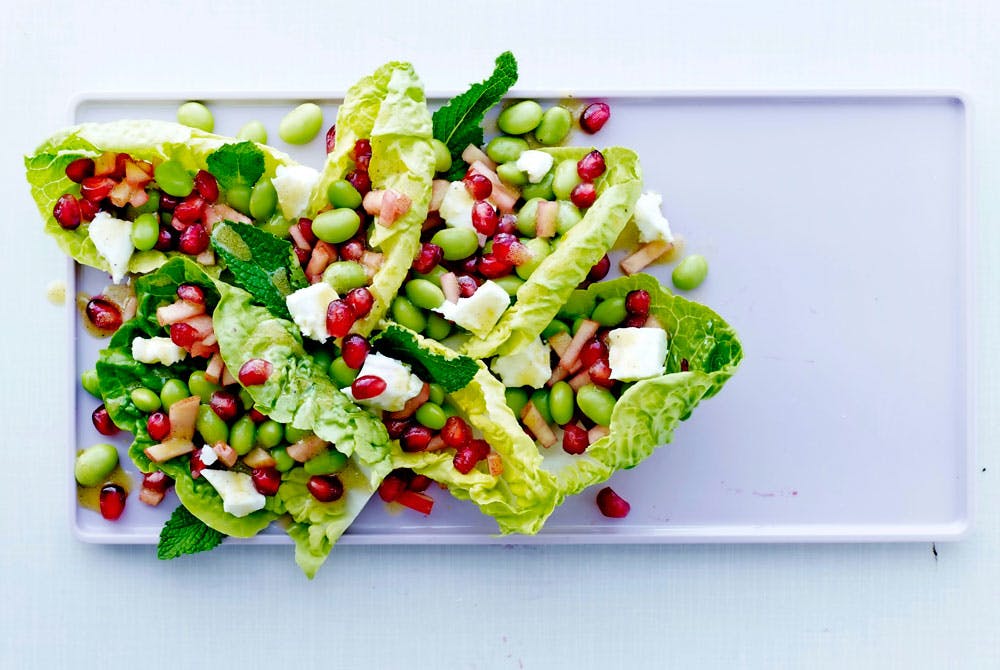 Feta-edamame-granaattiomenasalaatti