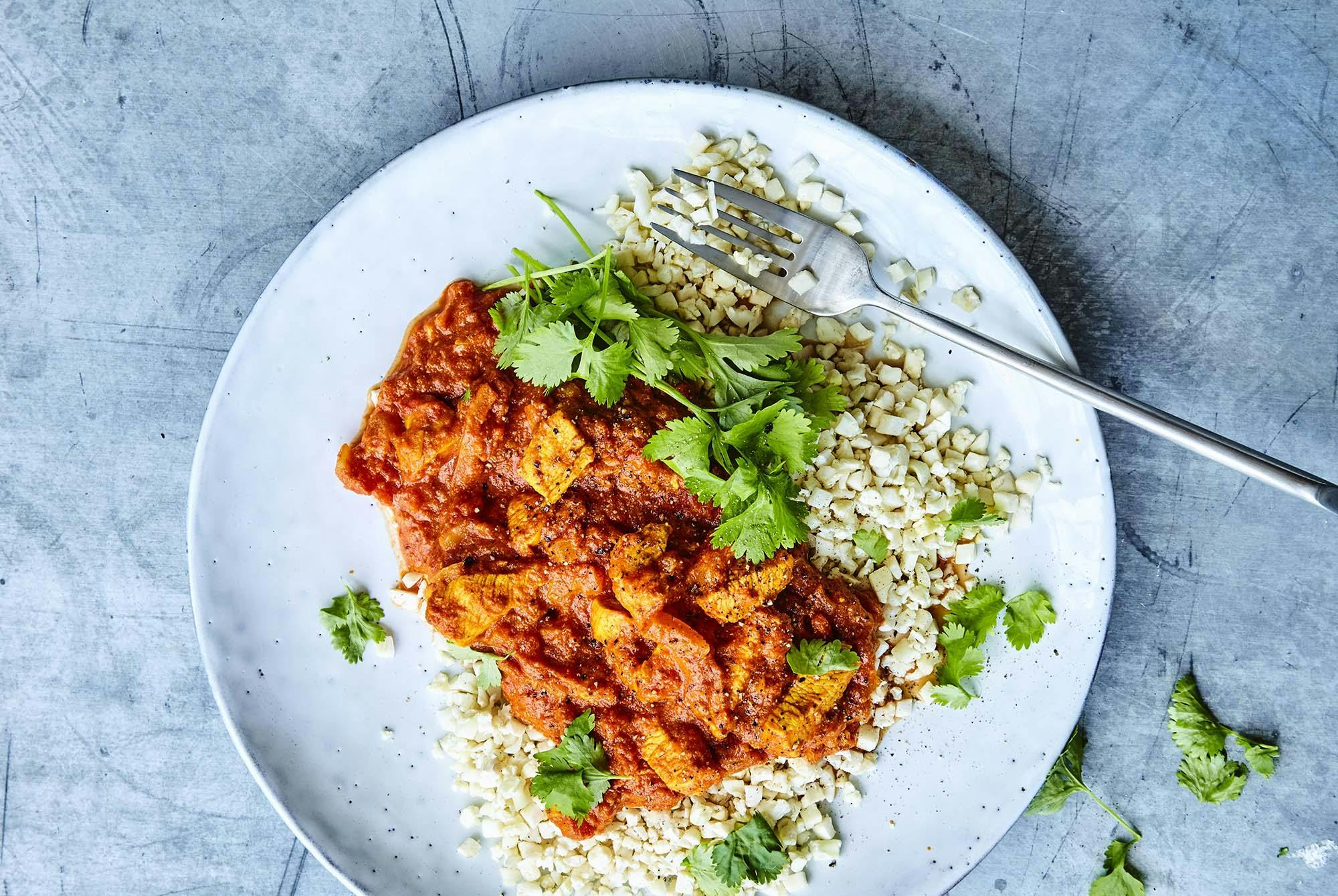 Tallerken med Chicken tikka masala med blomkålsris