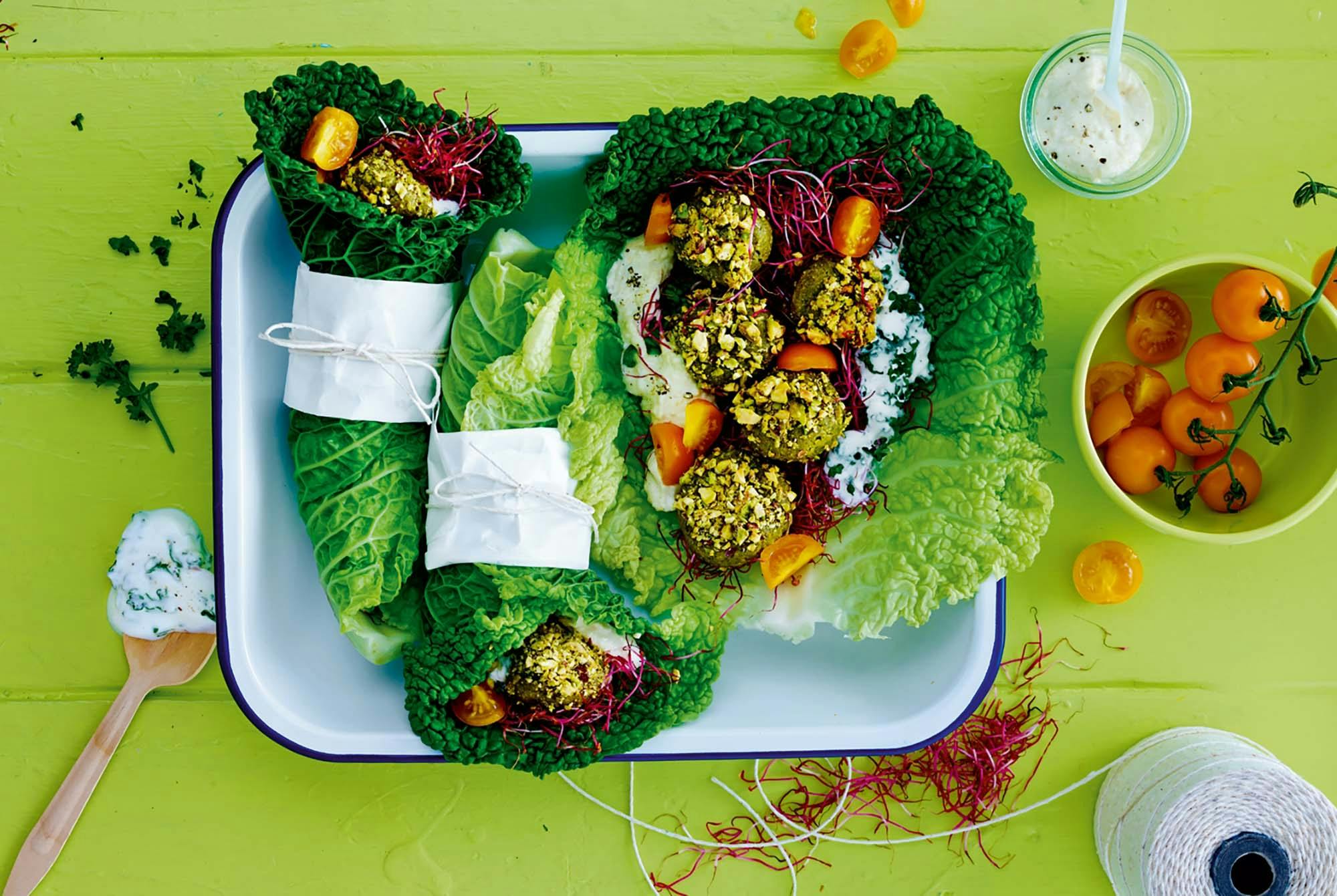 Falafelit kaaliwrapeissa cashewdipin kanssa, reseptit