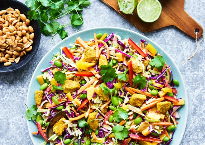 Asiatisk kålsallad med kyckling, edamamebönor och jordnötter