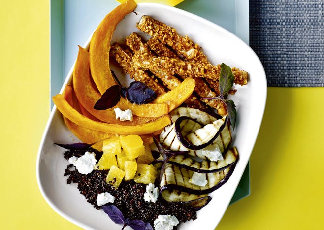 Svart quinoasallad med pumpa, aubergine och jordnötsmarinerade tofusticks