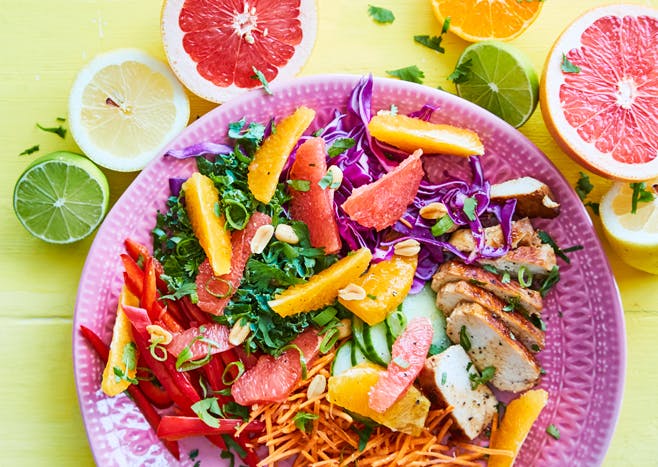 Citrusssallad med kyckling, grönkål och jordnötter