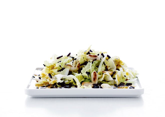 Råkost med kål, jordnötter och ingefära