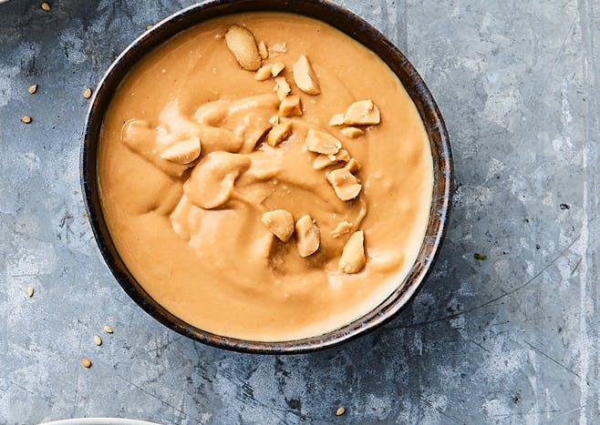 En skål med hemgjort jordnötssmör