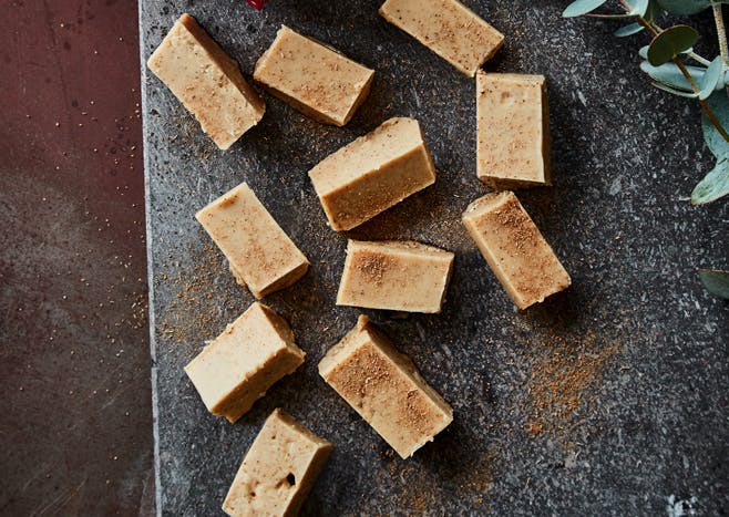 Hemgjord, mjuk fudge med jordnötter