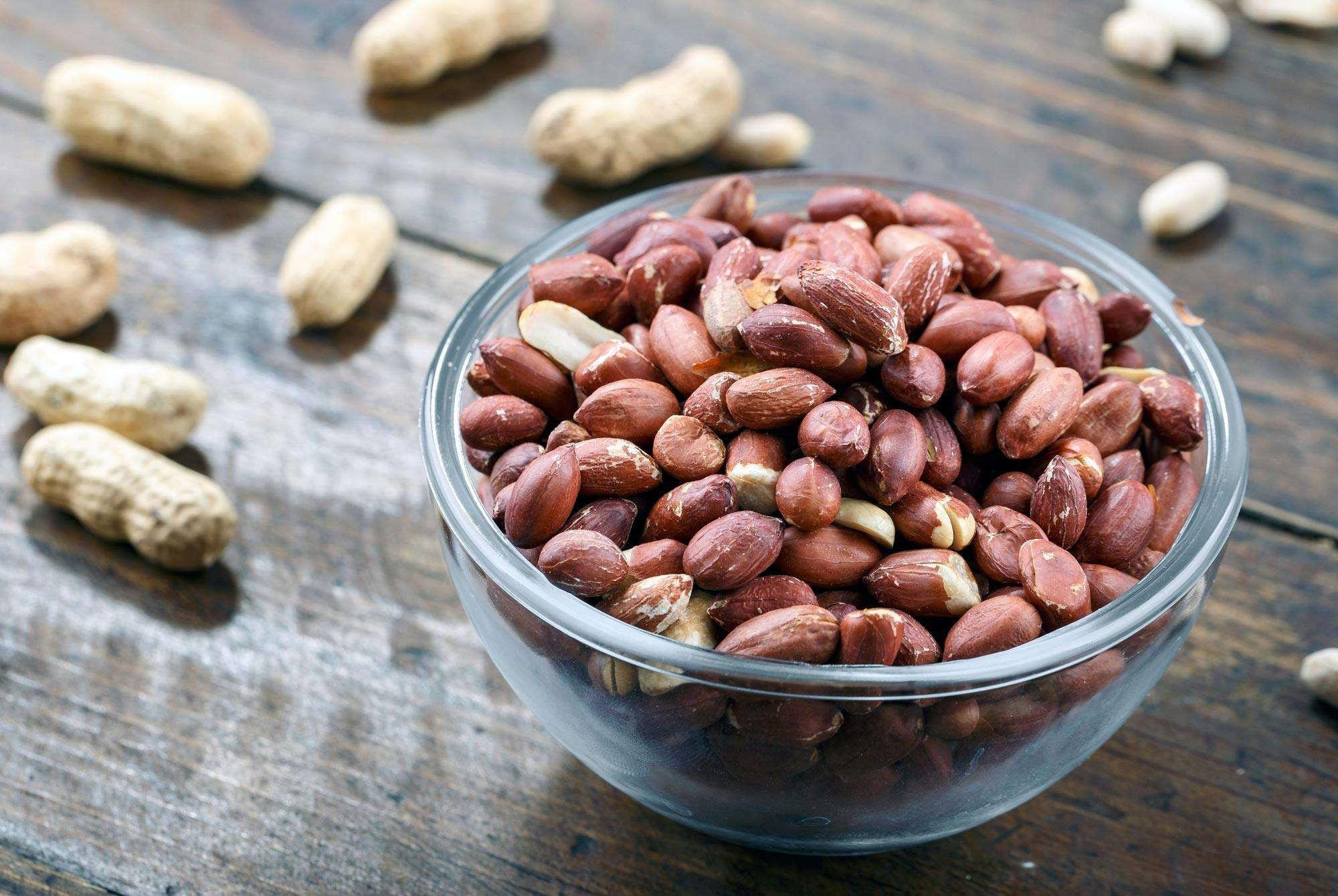 Jordnötter i en liten skål