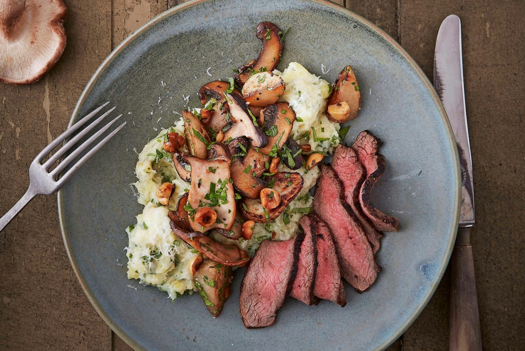 Flanksteak med potatis-jordärtskocksmos och rostad topping