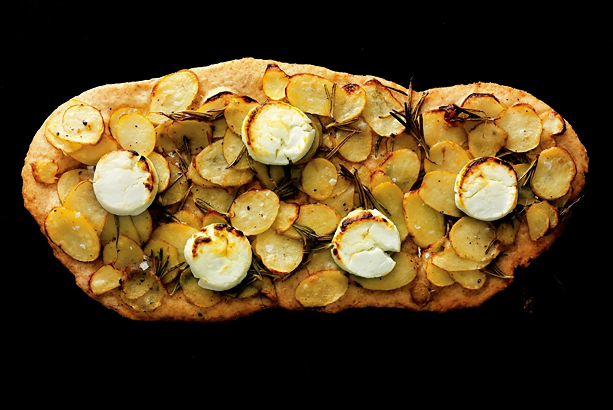 Hvit pizza med poteter og geitost