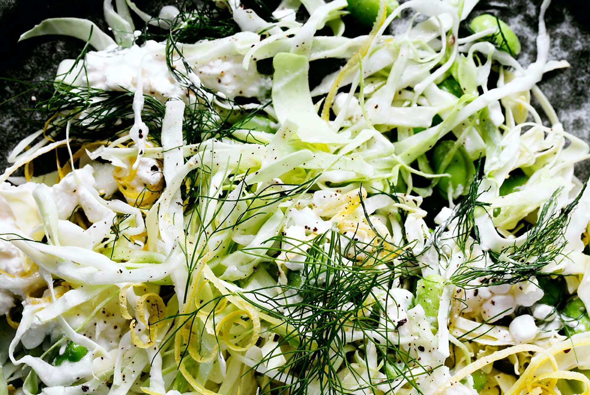 Edamame-bønner med spidskål og dild
