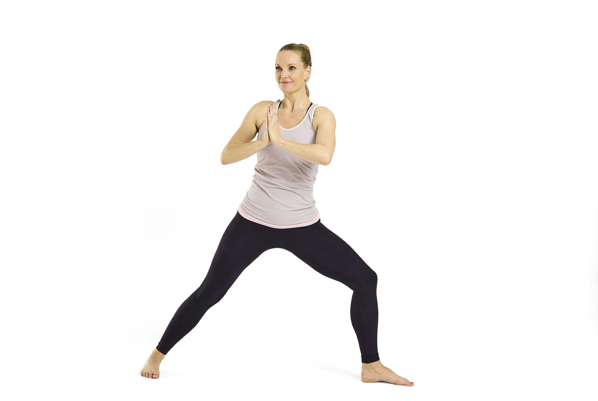 Nainen tekee jooga-asanaa sivuojennus suorakulmassa