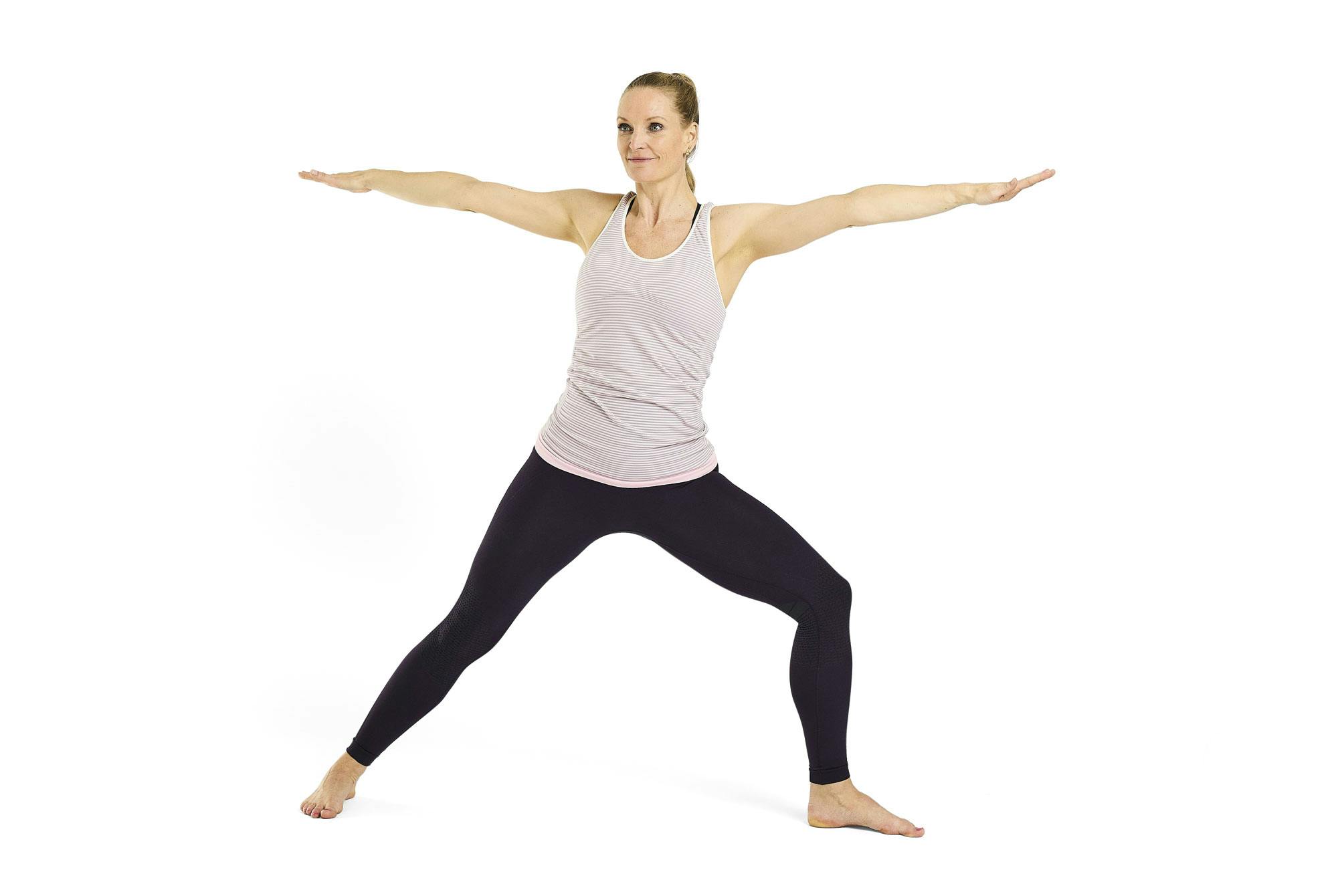 Nainen tekee jooga-asanaa sivuojennus suorakulmassa