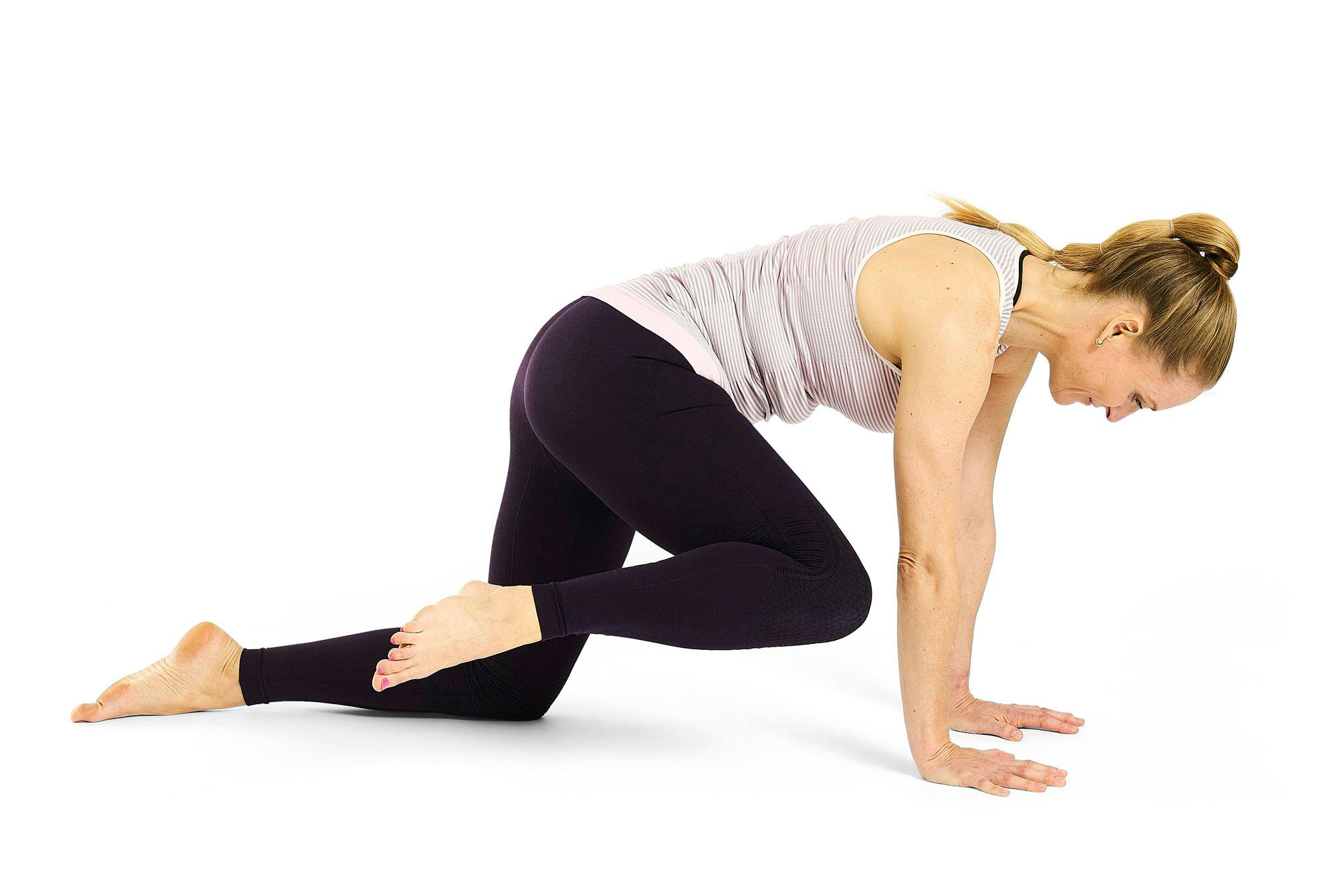 Kvinna gör yogaövningen bordet