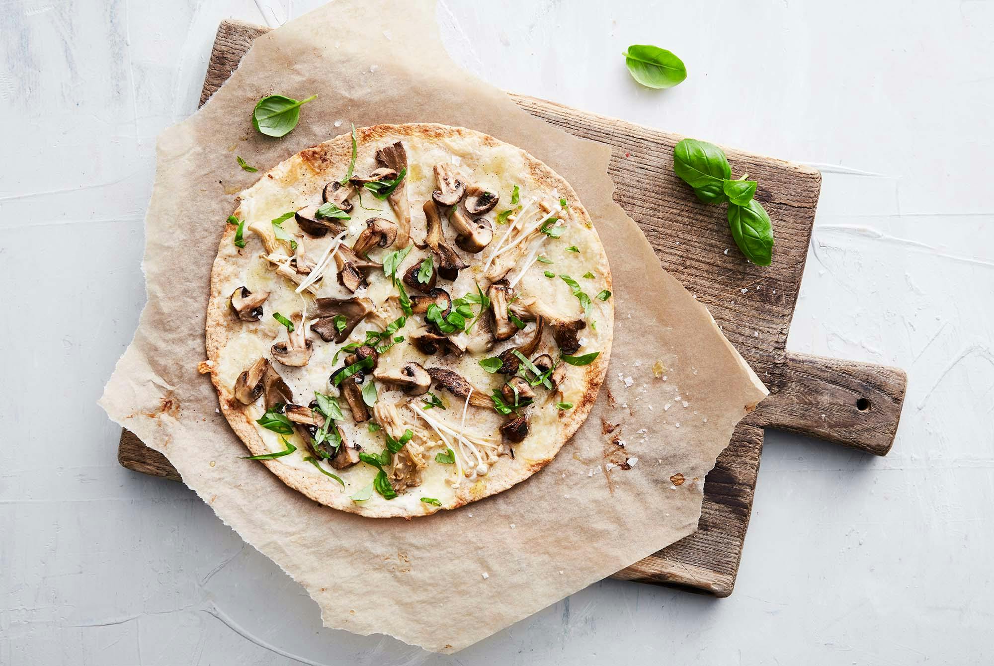 Träfat med pizza med svamp