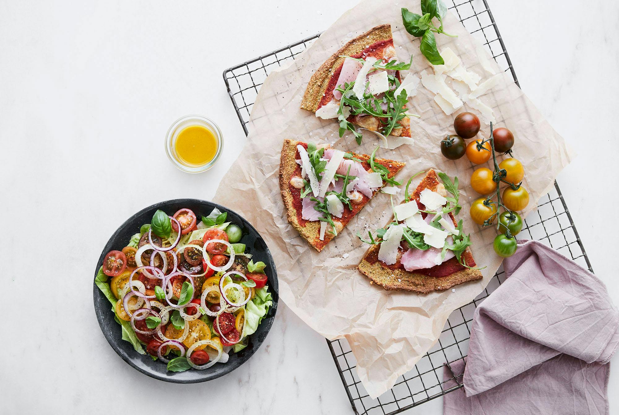 Skinkpizza och sallad