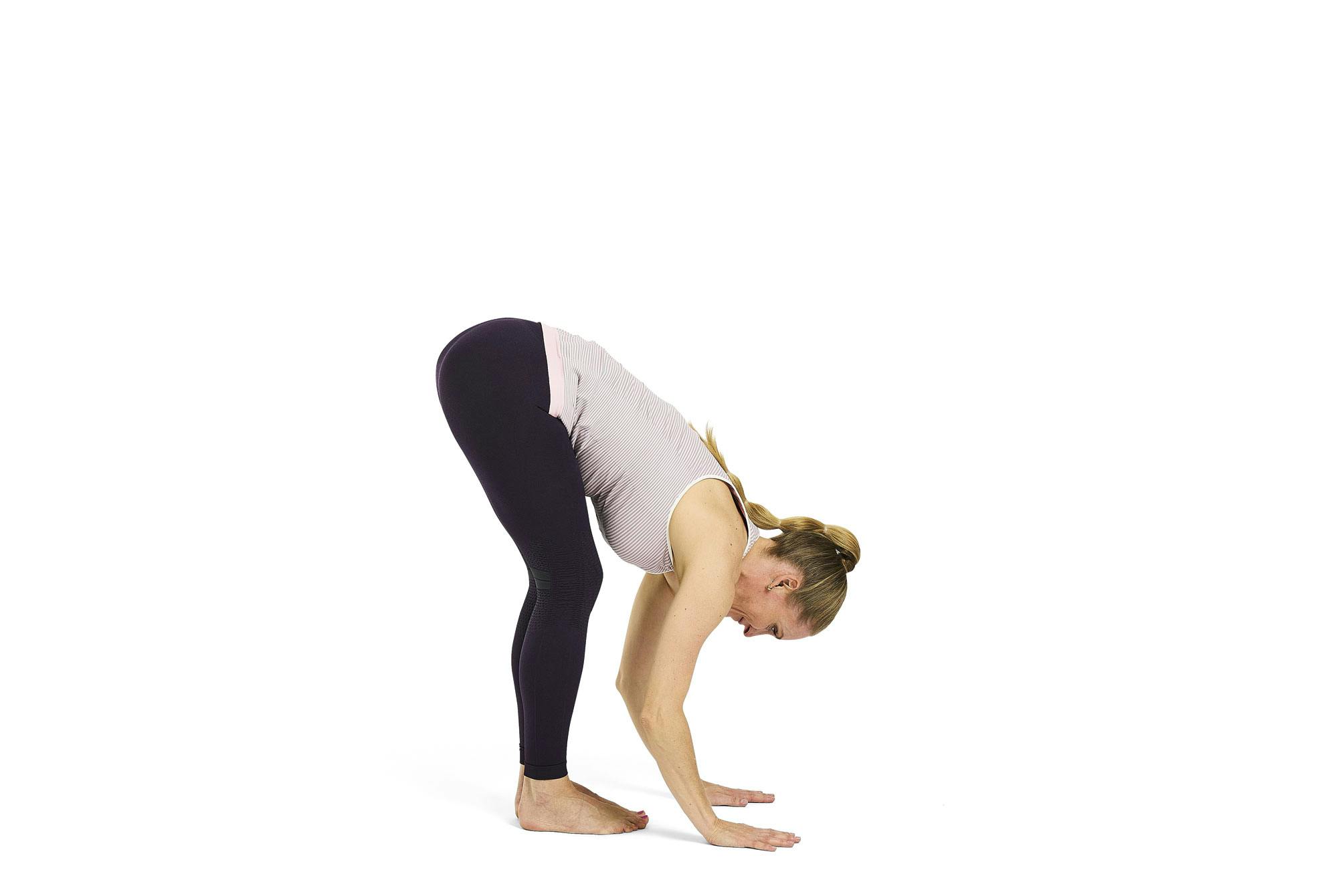 Kvinne gjør yogaøvelsen stående halv foroverbøy