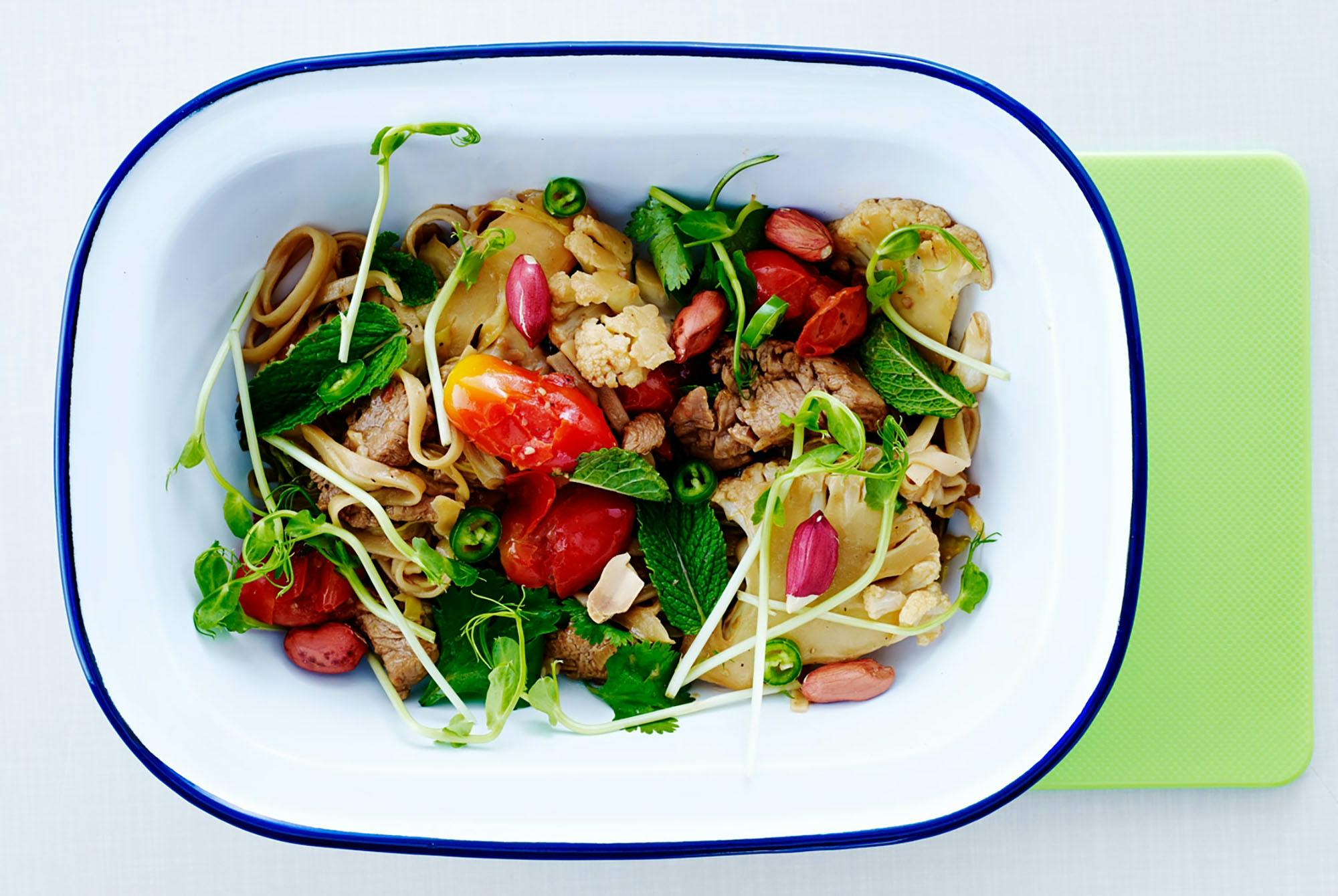 Fläskfilé i wok med blomkål och jordnötte