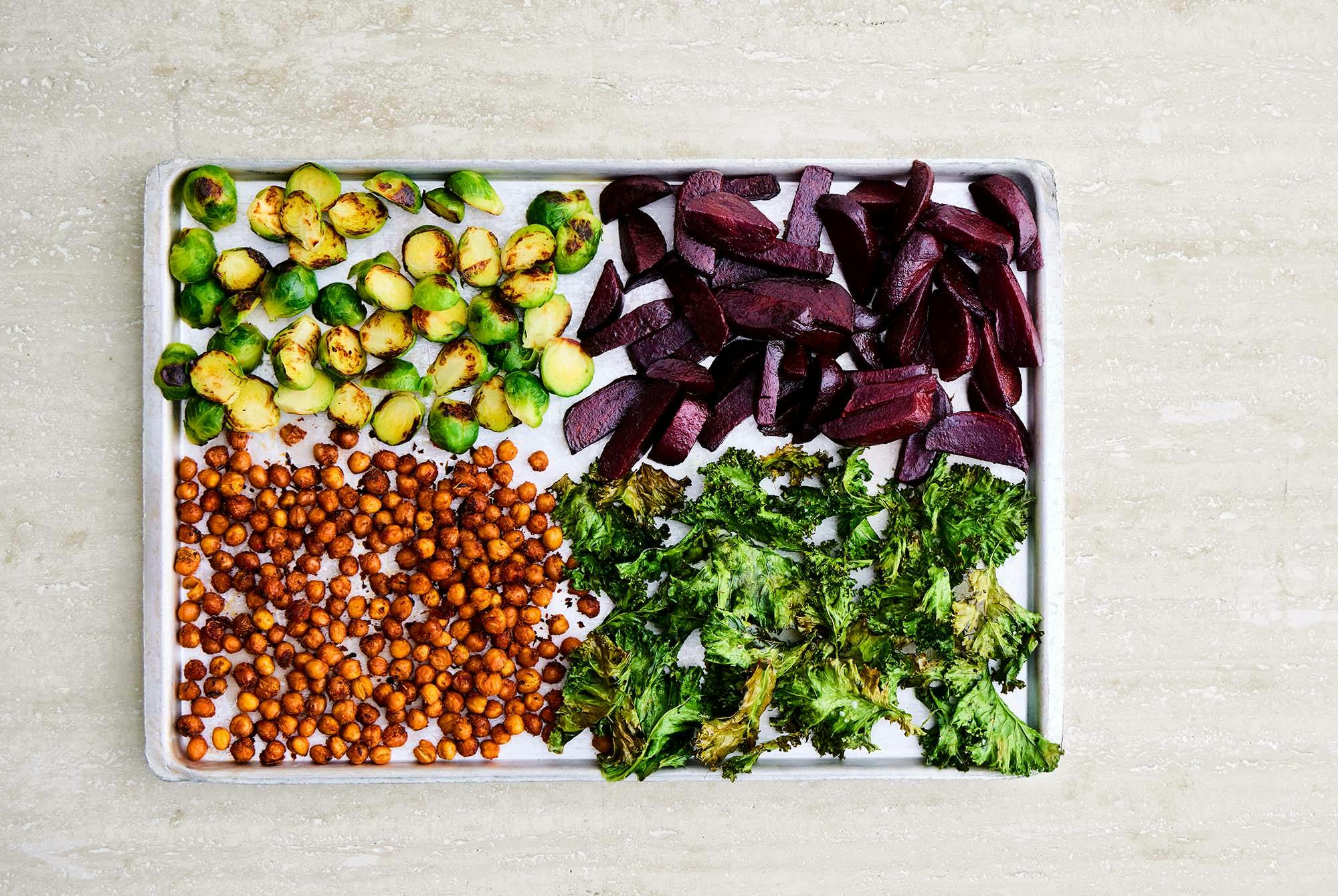 Sheet pan med kikærter, kål og rødbeder, opskrift