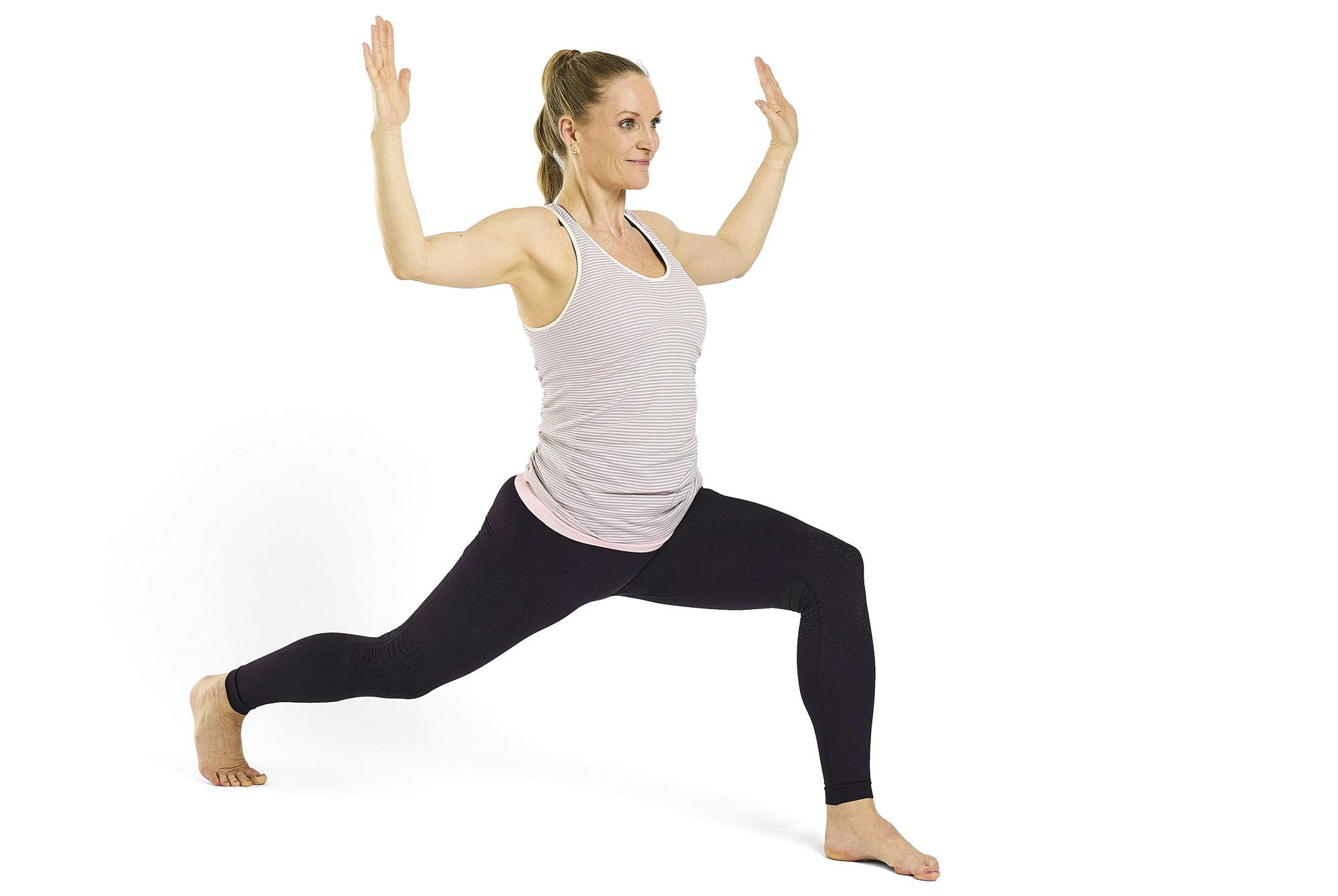 Nainen tekee joogaharjoitetta korkea askelkyykky ja kaktuskädet