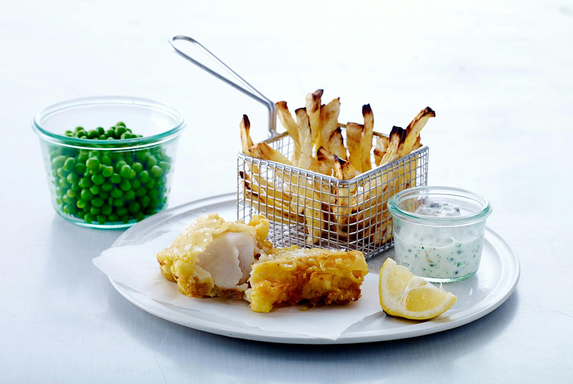 Fish and chips, tartarkastiketta ja herneitä