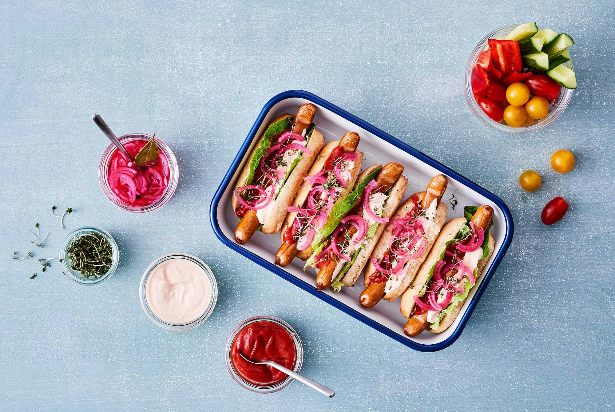 Kycklingkorv med bröd, syltad rödlök och chilidressing
