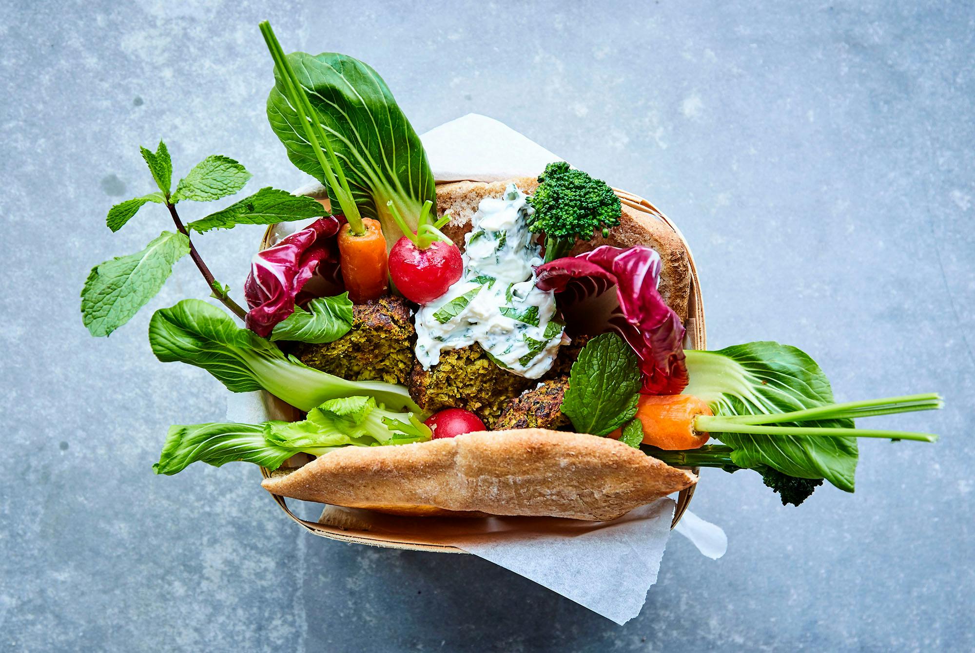 Pitabröd med falafel, grönt och myntakräm