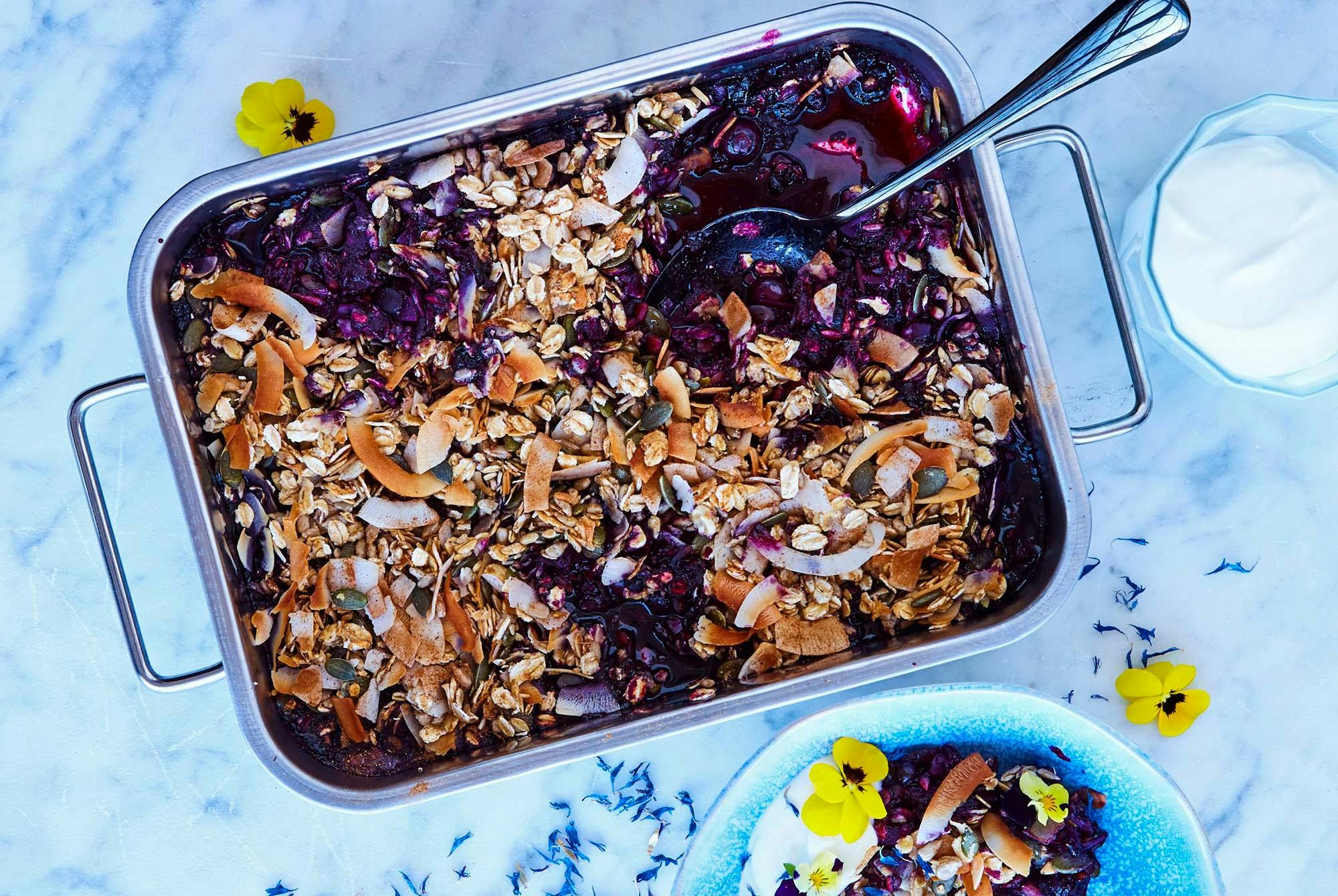 Fat med blåbærcrumble og gresk yoghurt