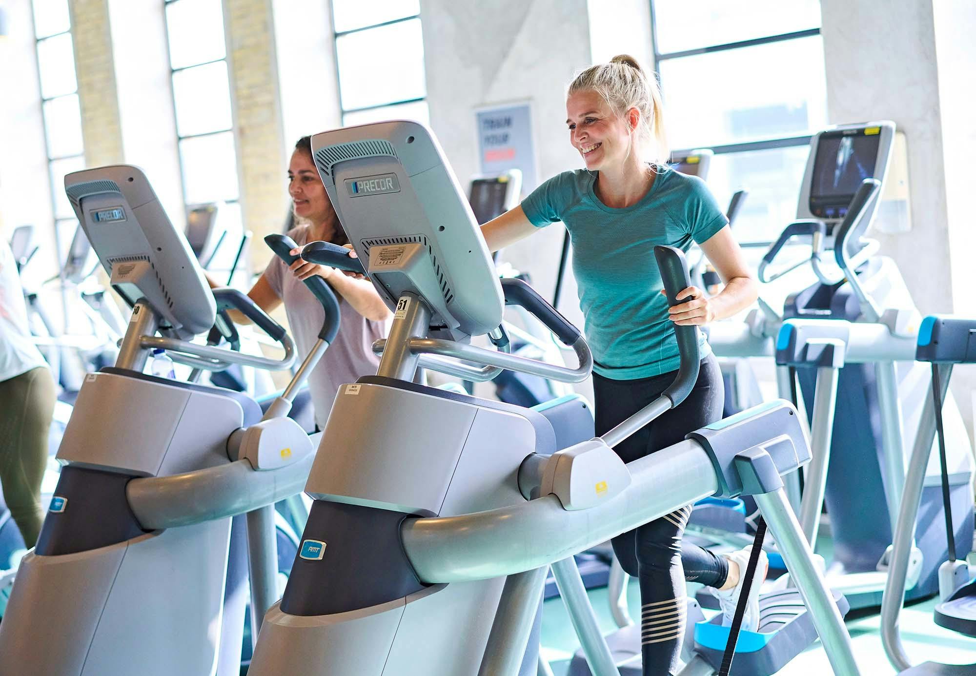 Kvinna på crosstrainer