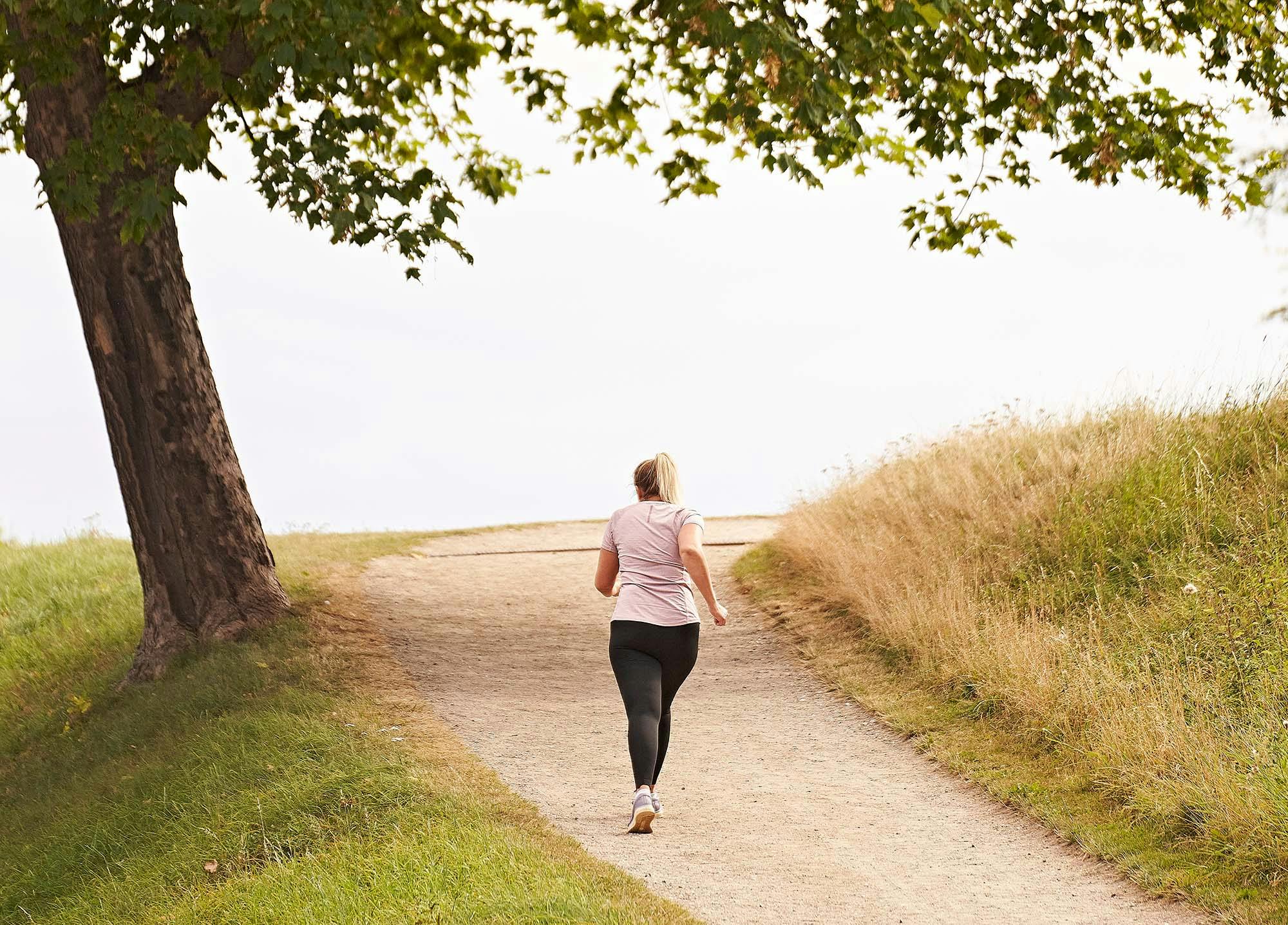 Nainen kävelyllä luonnossa