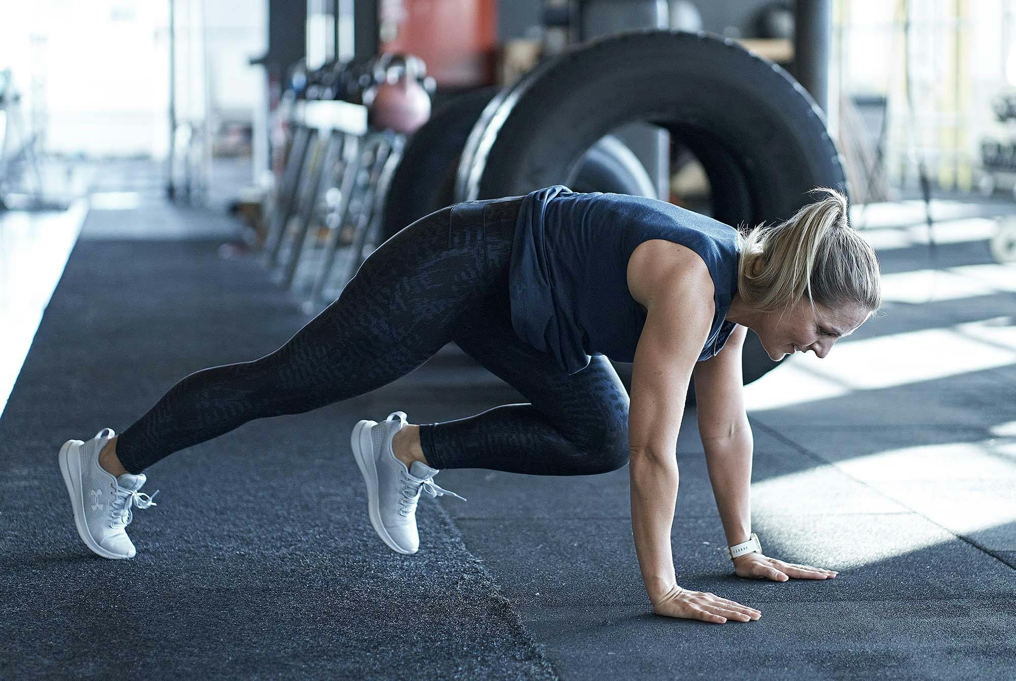 Kvinna gör mountain climbers