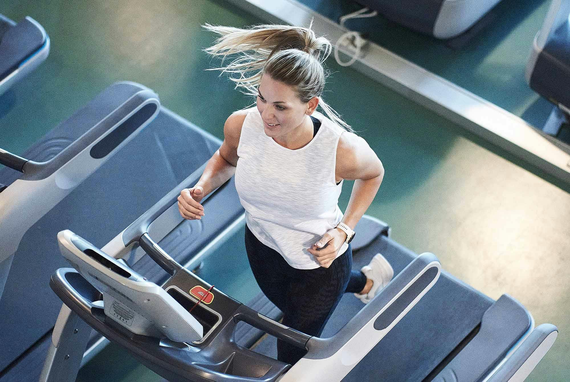 Kvinna springer på löpband