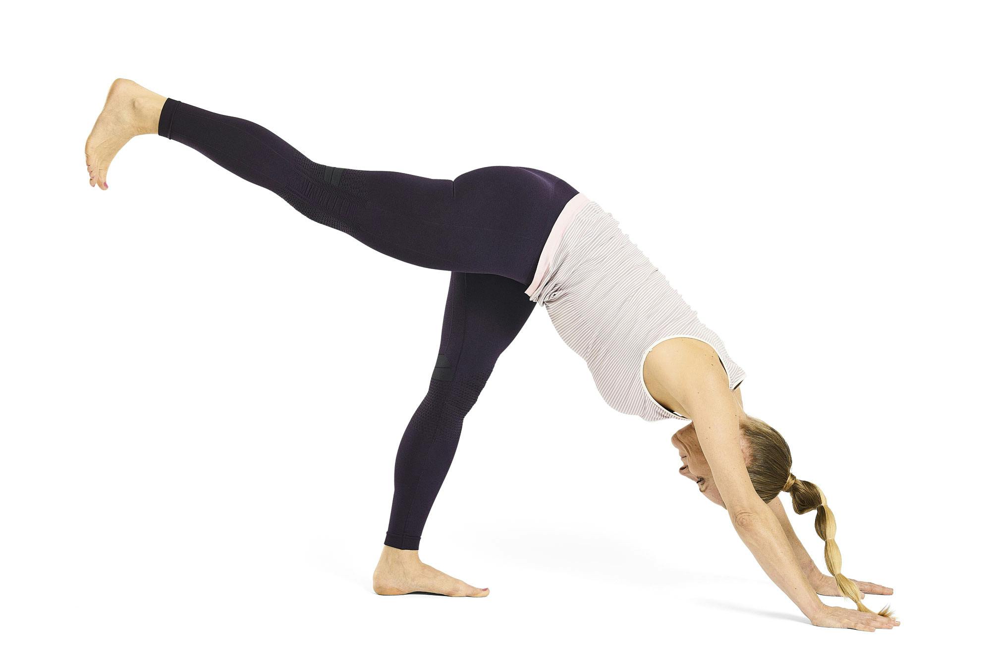 Nainen tekee harjoitetta kolmijalkainen koira lonkkien venytyksellä