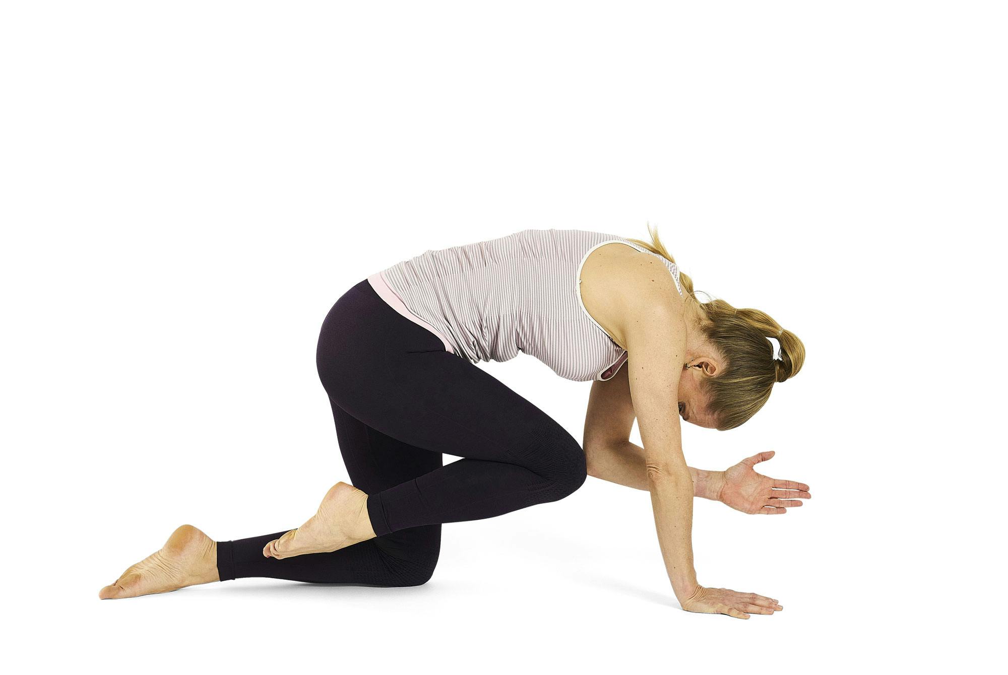 Kvinna gör yogaövningen jakthunden