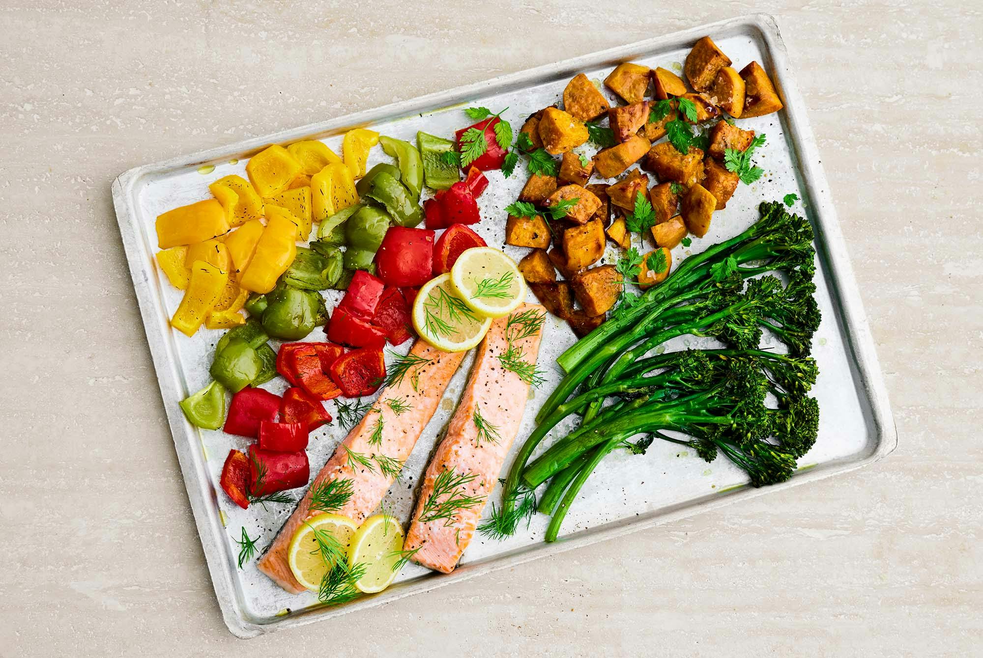 Stekeplate med laks, brokkoli, paprika og søtpoteter, oppskrift