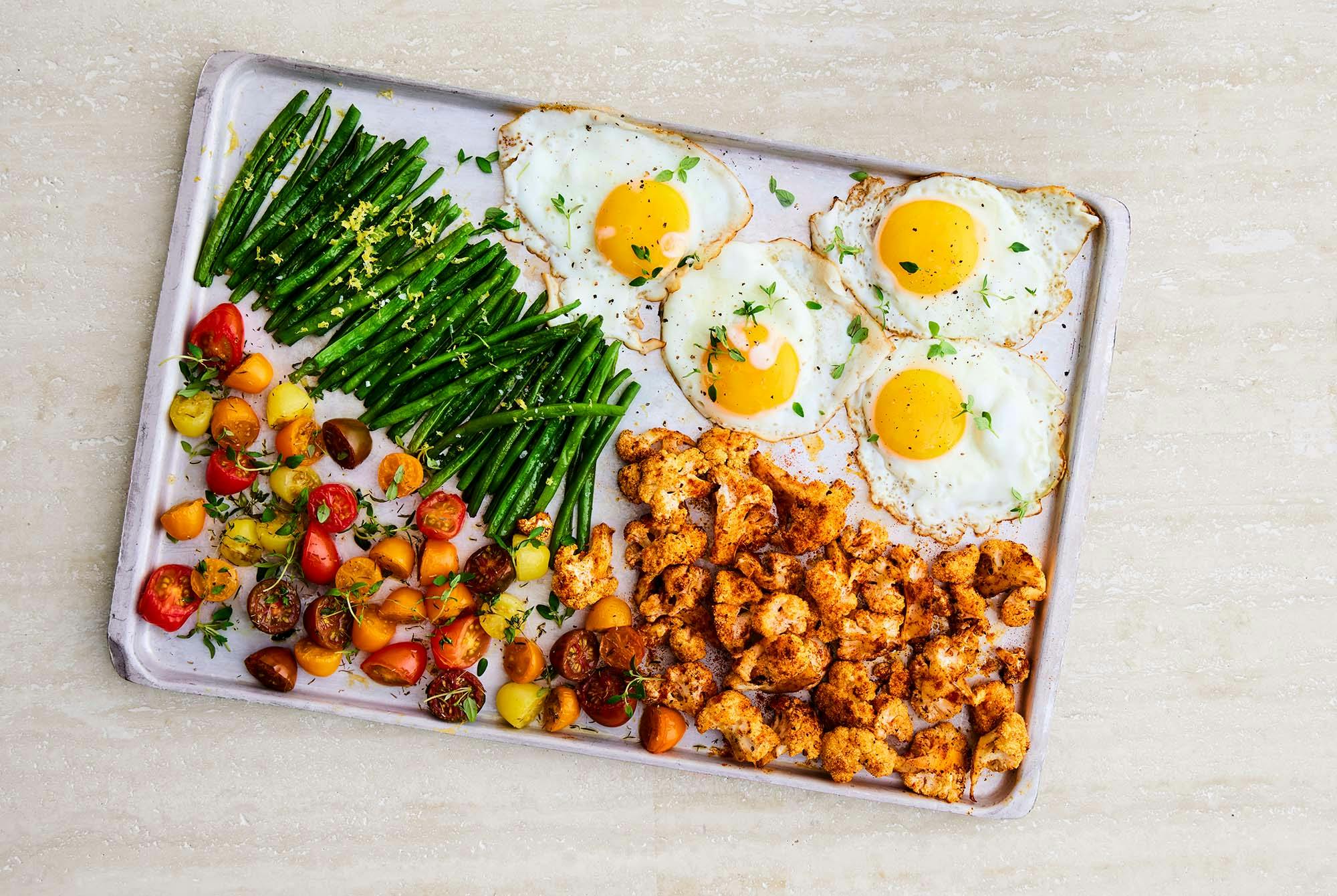Plåtmat med stekt ägg, bönor, tomater och blomkål, recept