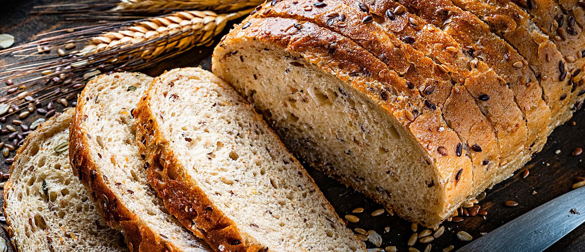 Täysjyväleipää, jossa on kokonaisia pellavansiemeniä