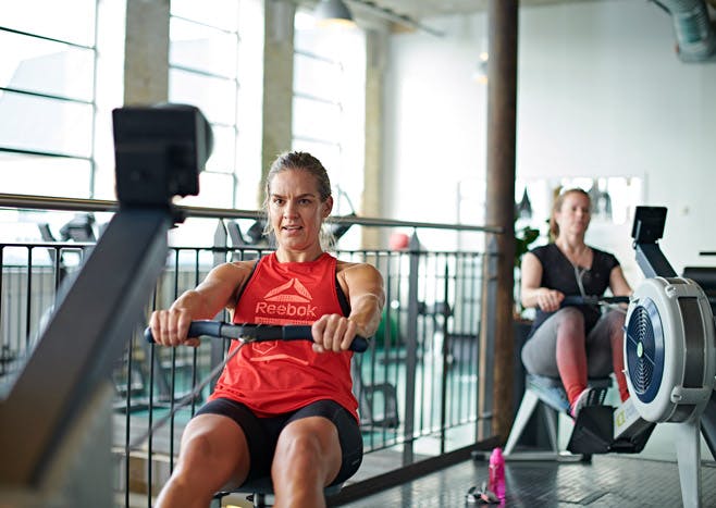 Kvinder på romaskinen i fitnesscenter