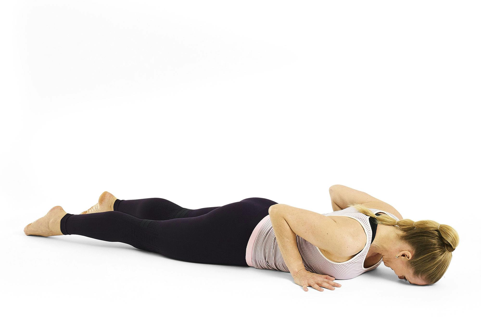 Kvinna gör yogaövningen kobran