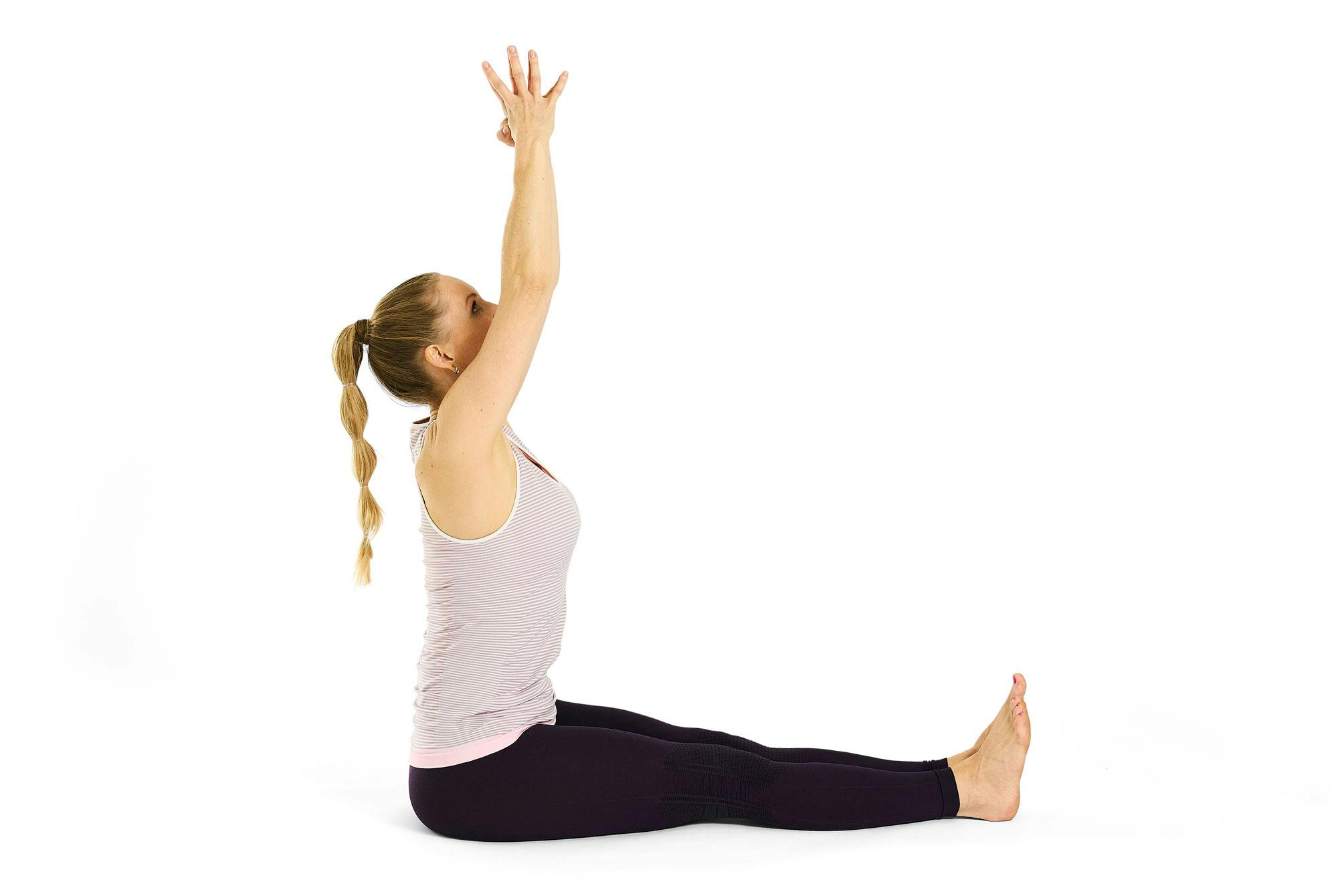 Kvinde laver yogaøvelsen siddende foroverbøjning