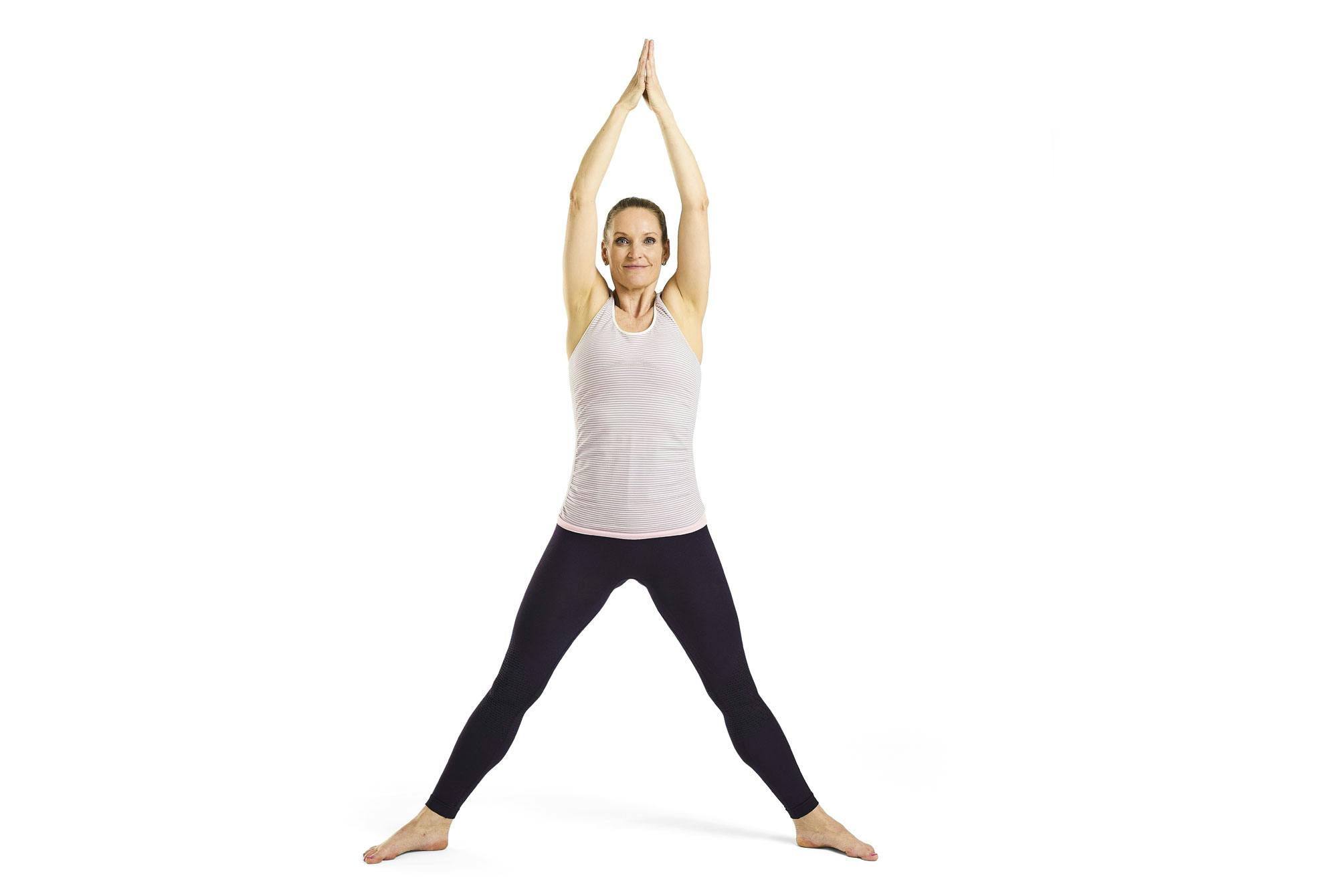 Kvinde laver yogaøvelsen gudinden