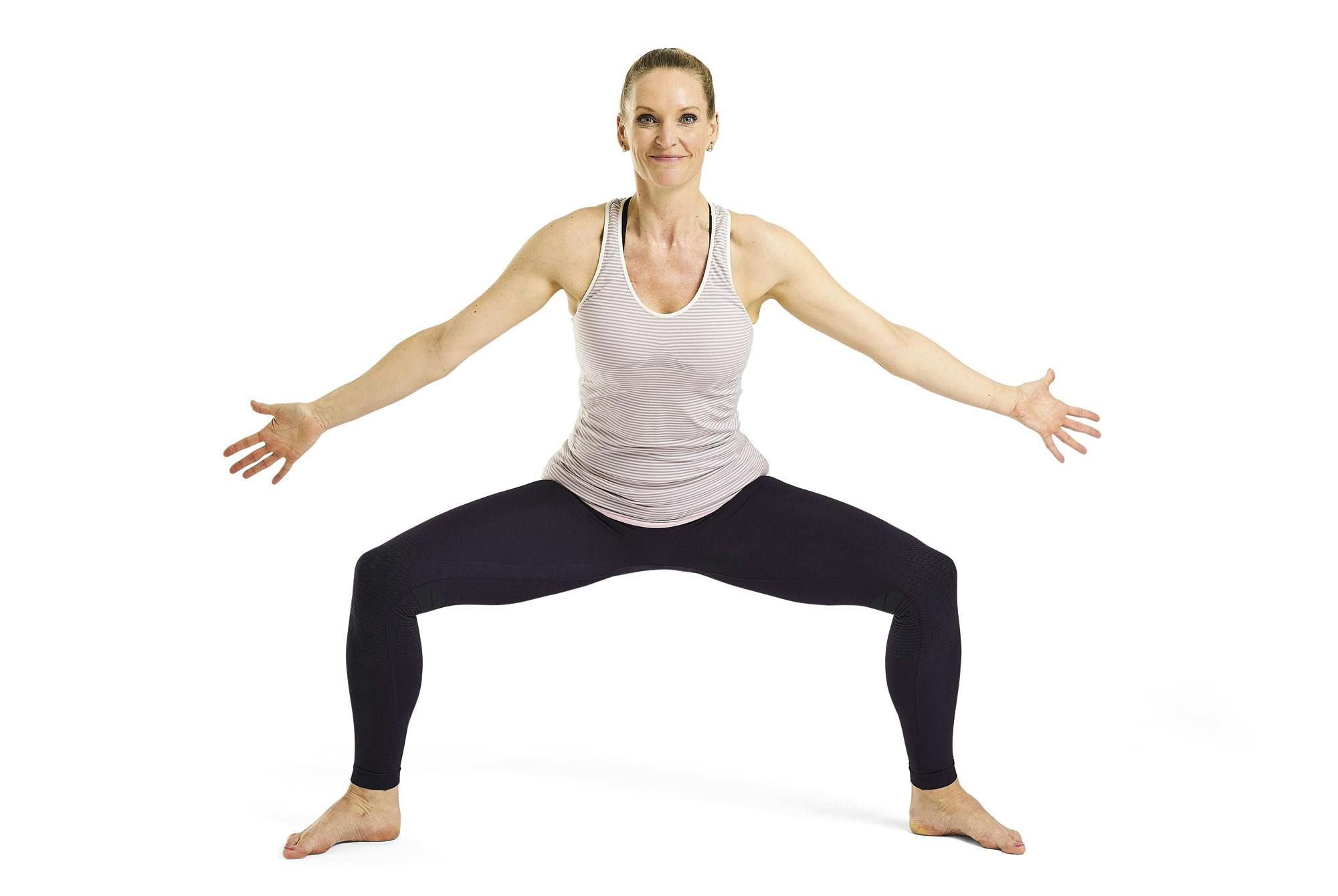 Kvinne gjør yogaøvelsen gudinnen