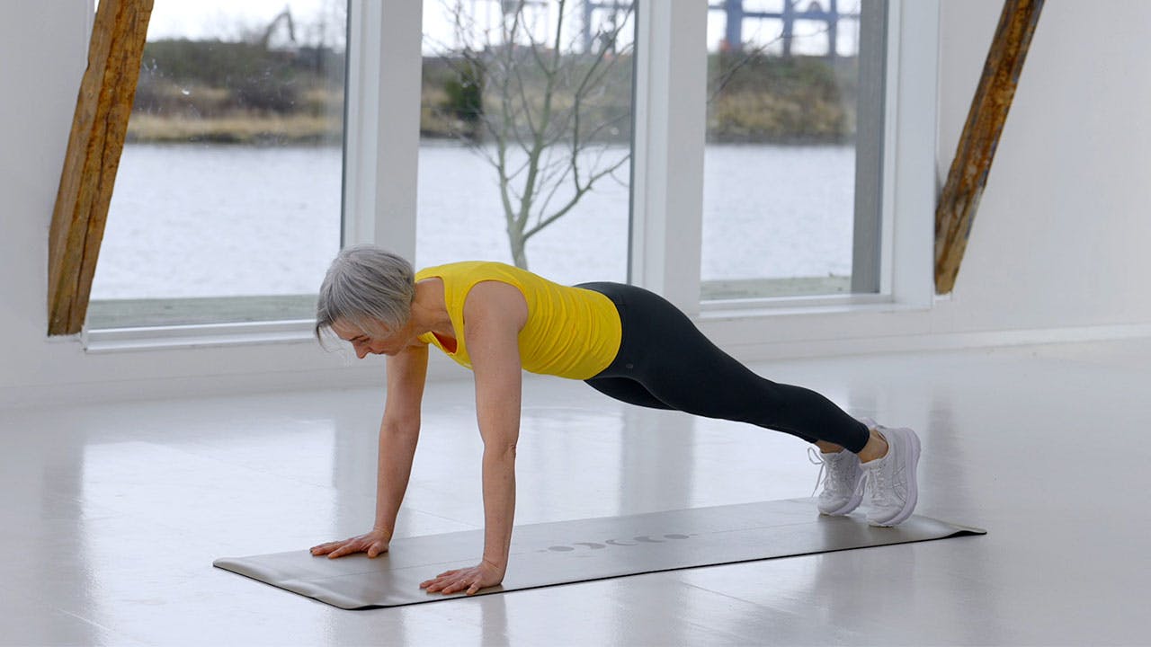 Kvinna gör träning för seniorer