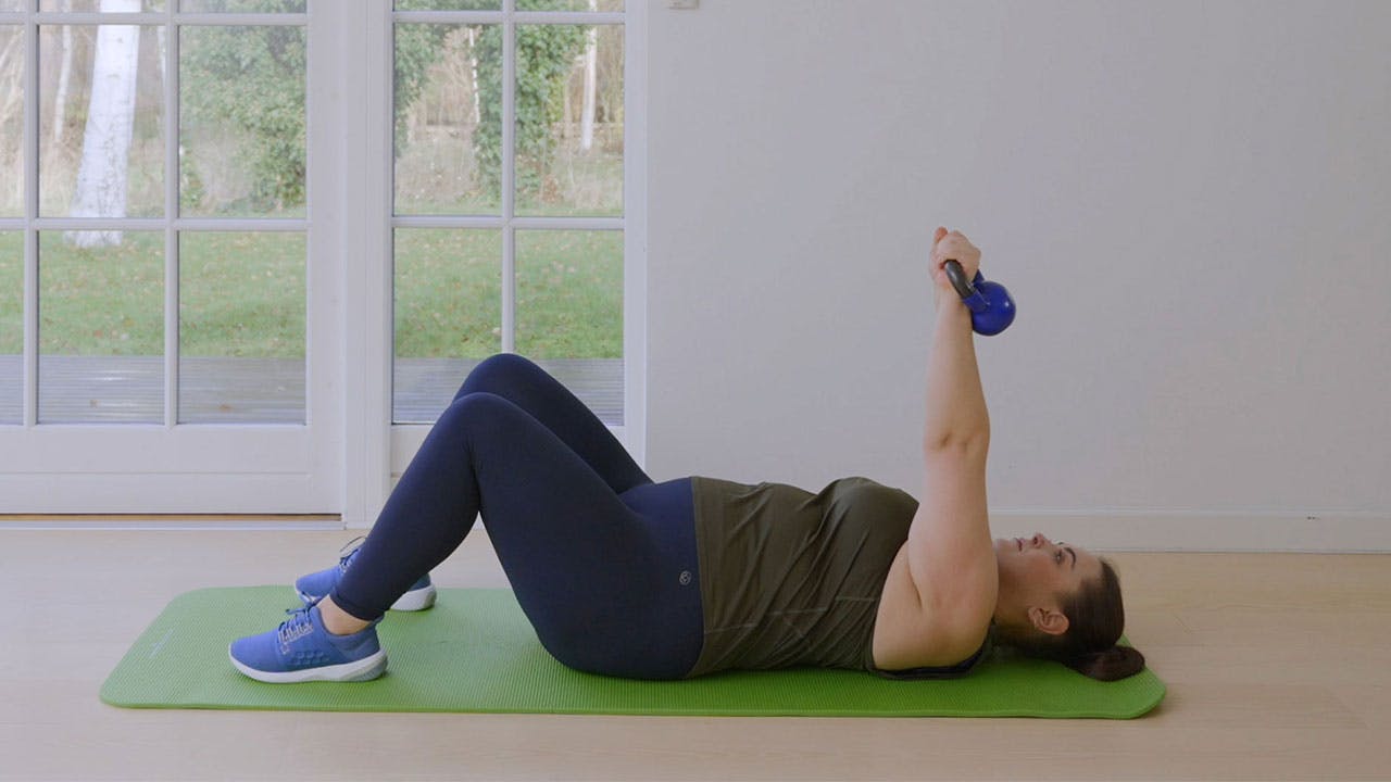 Kvinde laver plus size-træning