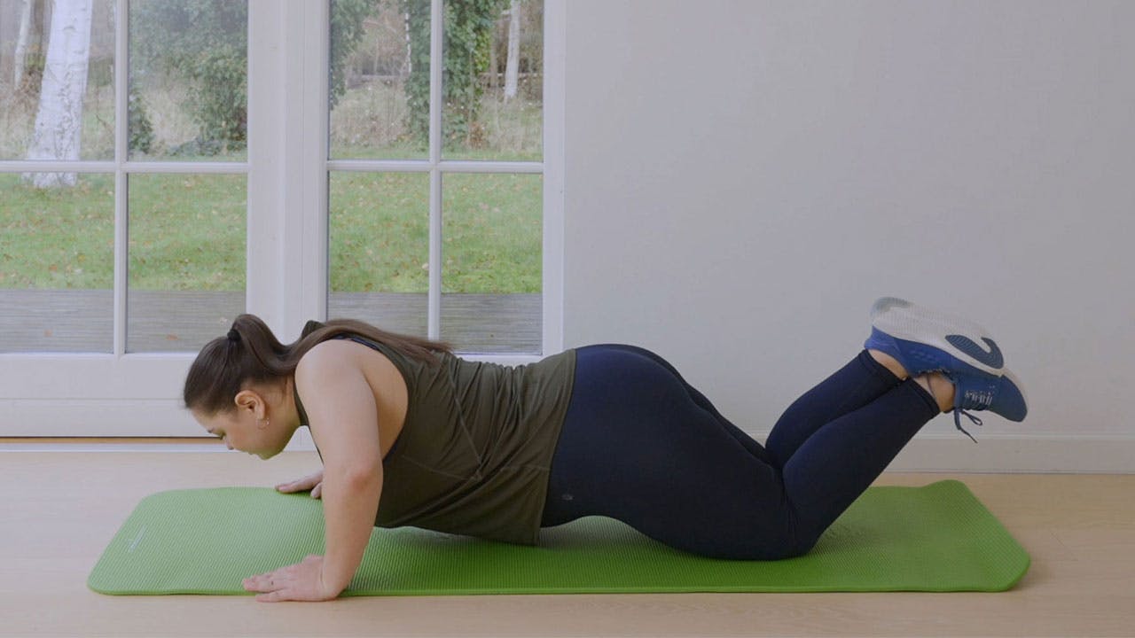 Kvinde laver plus size-træning