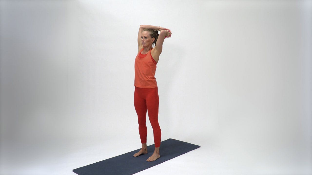 Skuldercirkel med håndvægt Kvinde træner delte mavemuskler