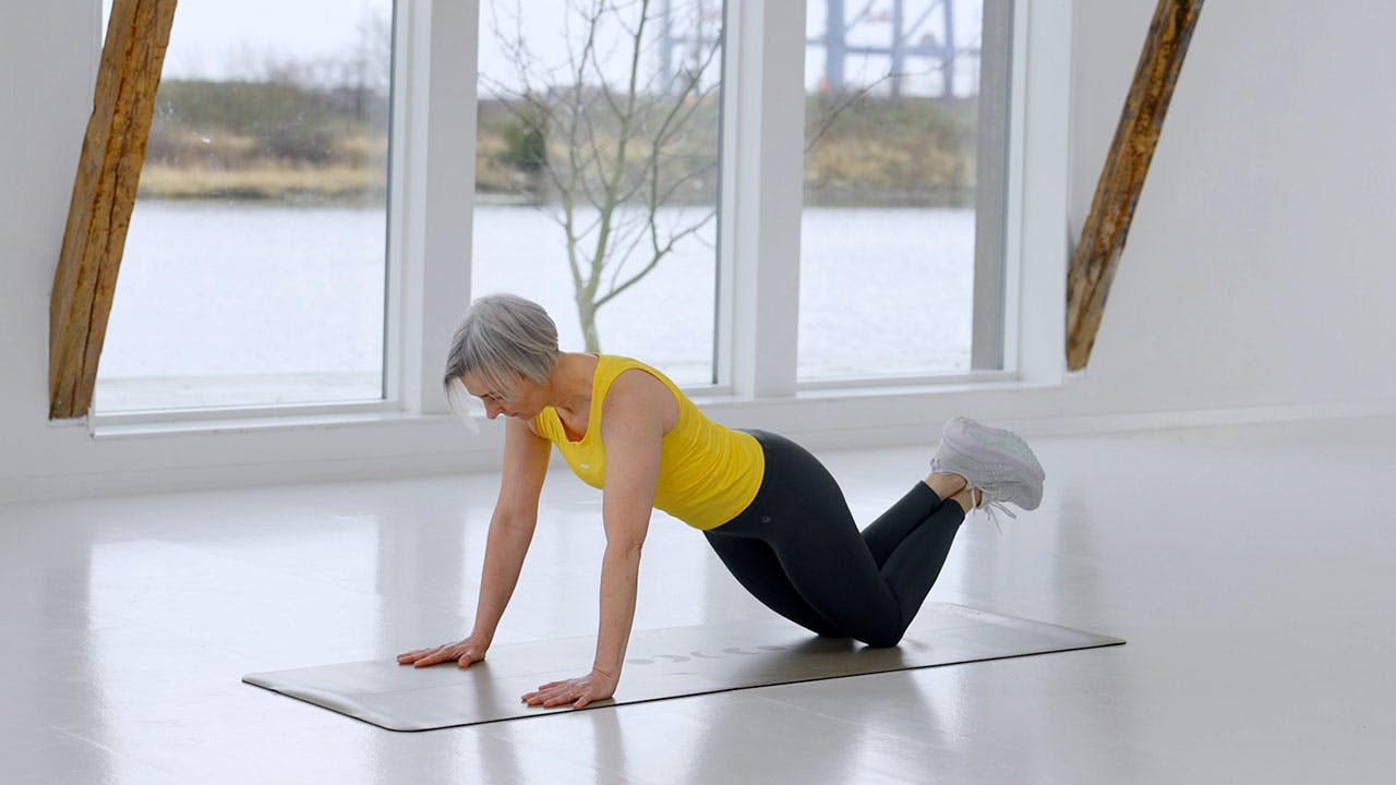 Kvinna gör träning för seniorer