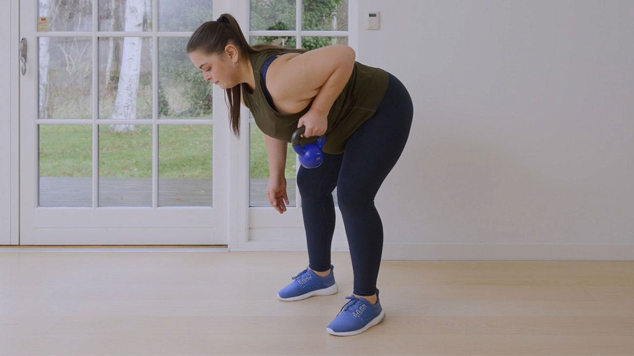 Kvinna tränar plussize träning