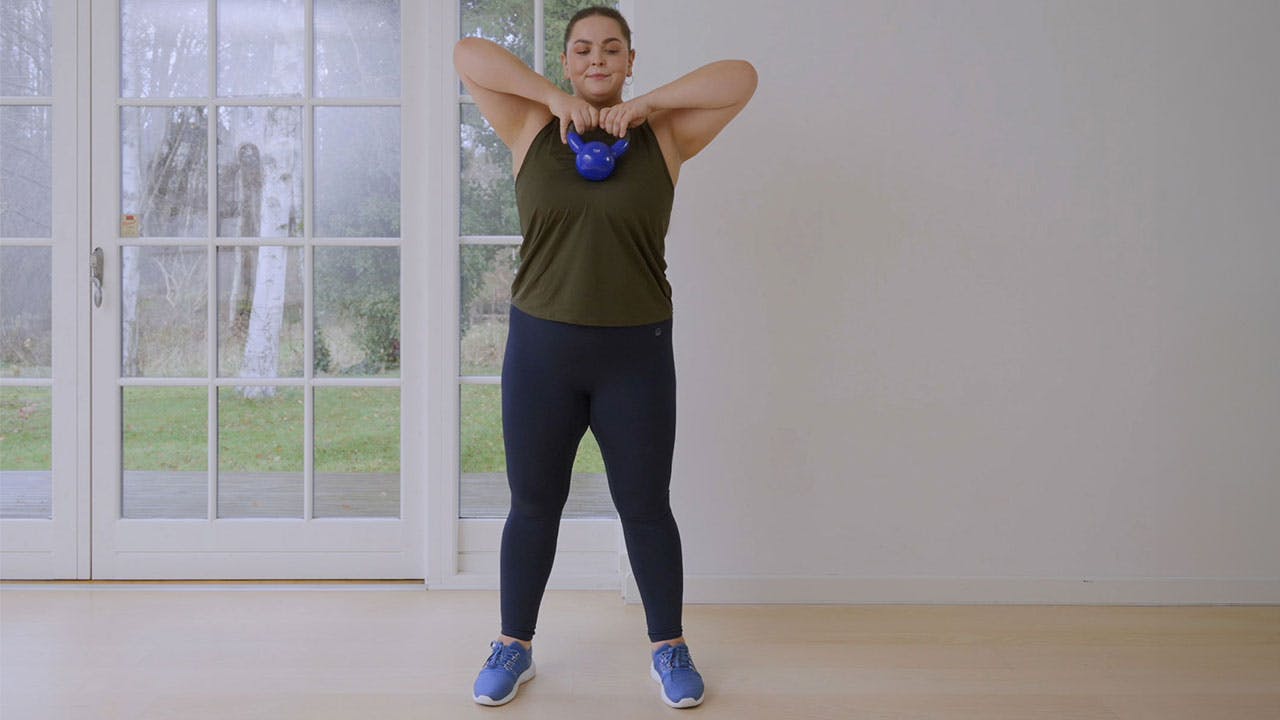 Kvinde laver plus size-træning