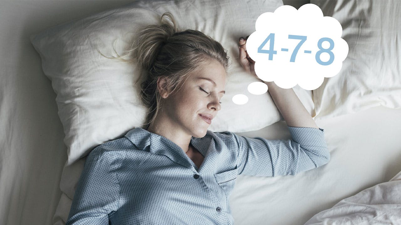 Nainen kuuntelee uneen vaivuttavaa meditaatioharjoitusta.