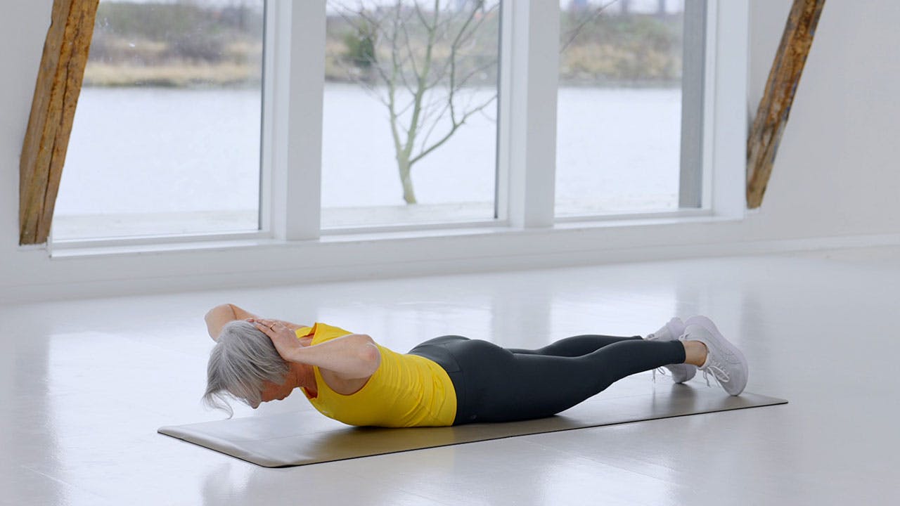 Nainen tekee senioritreeniä.